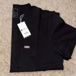 Figs men’s chisel three pocket top